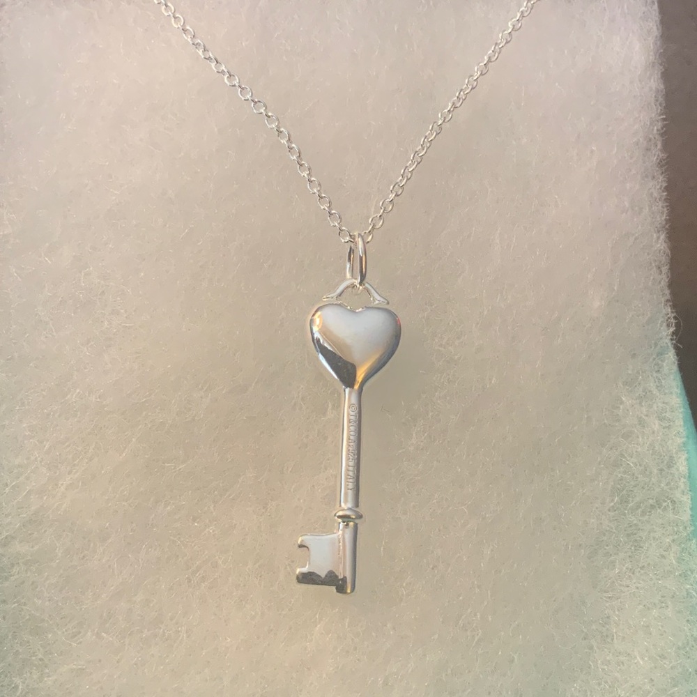 Elegant sterling Silver Key Pendant Necklace